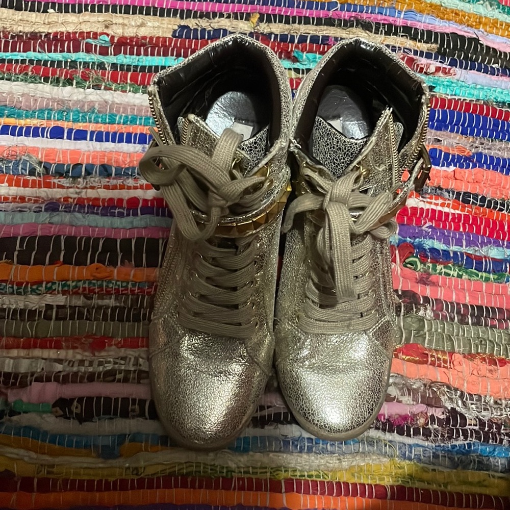 Size 9 gold boot heals :)
